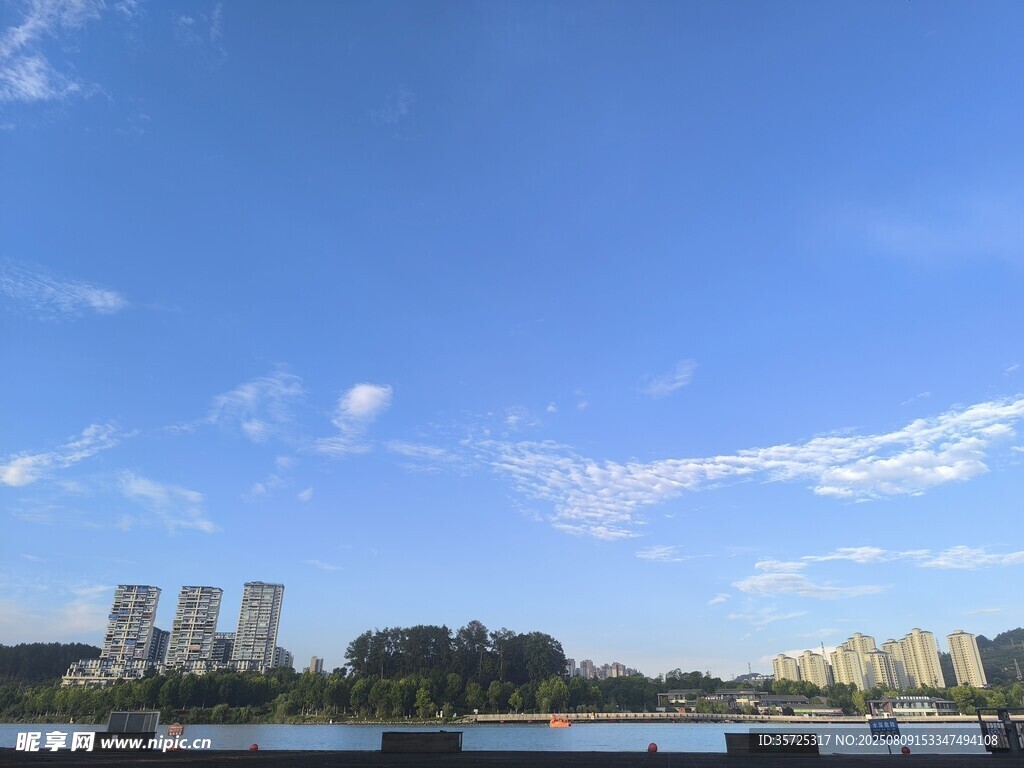 城市湖畔風光藍天白云相伴