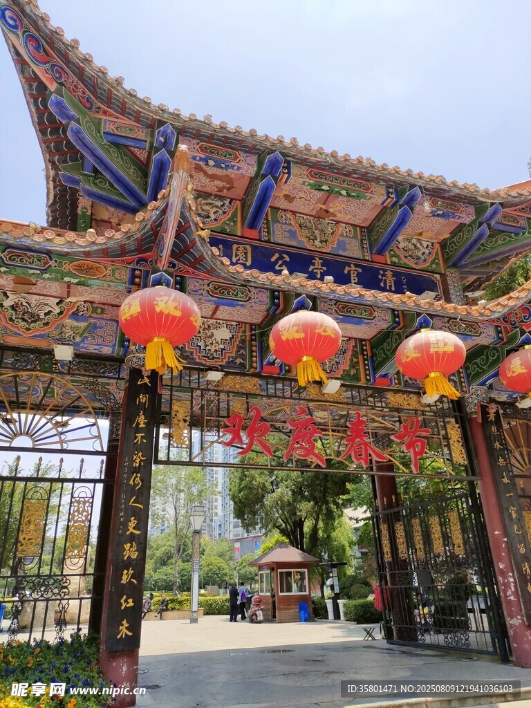 中式古門(mén)樓掛紅燈籠