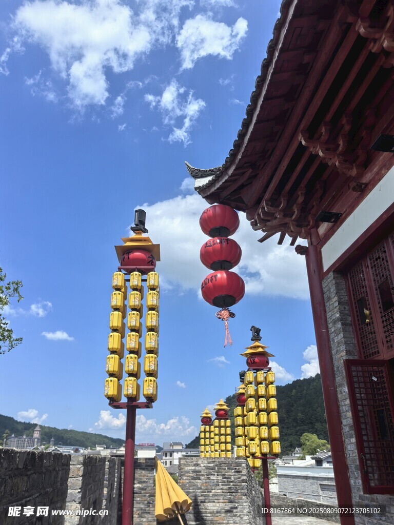 古建旁的精美中式燈籠