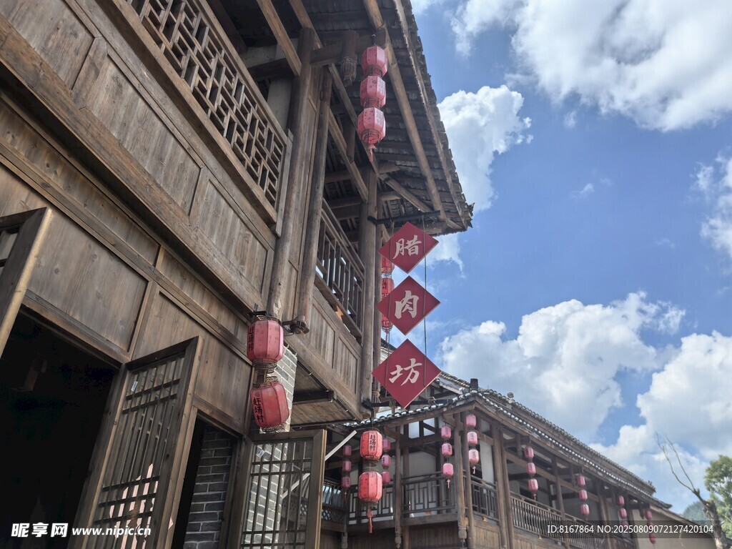 古街建筑掛紅燈籠