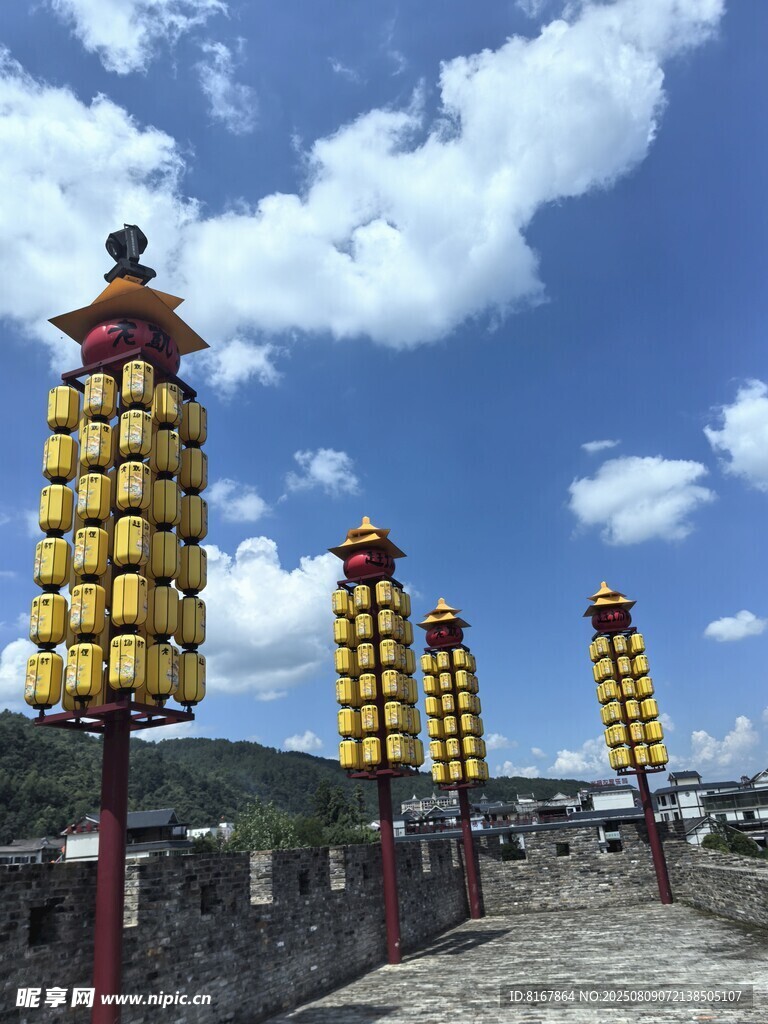 古墻邊的精美中式燈籠