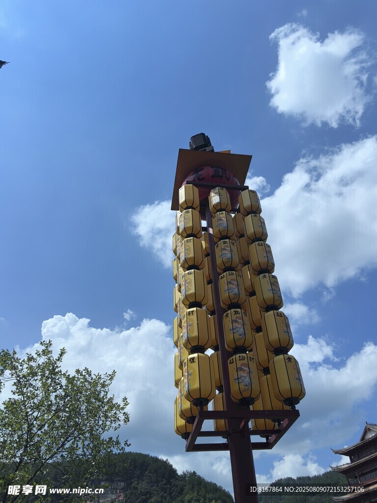 傳統(tǒng)竹編燈籠高高懸掛