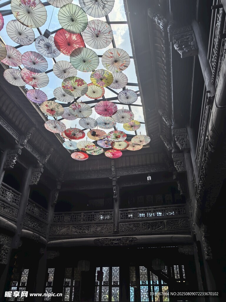彩色玻璃裝飾的復古建筑內景