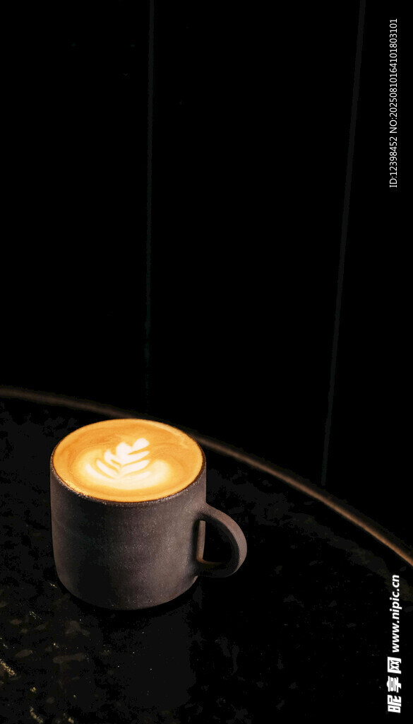 溫馨咖啡杯中的暖光