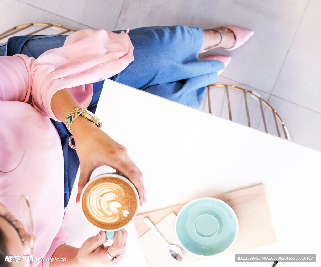 女子愜意享受咖啡時光