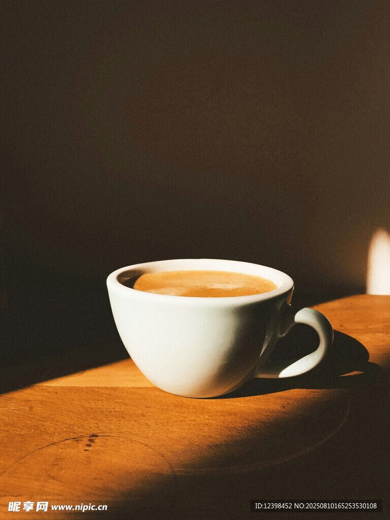 陽(yáng)光下的白色咖啡杯
