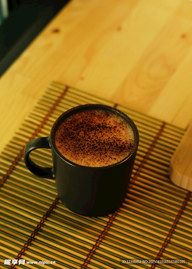 竹席上的黑色咖啡杯