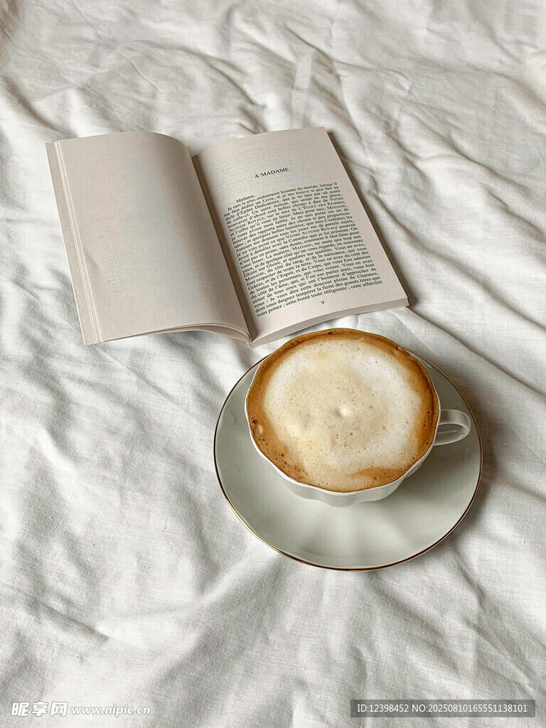 枕邊咖啡與書的愜意時(shí)光