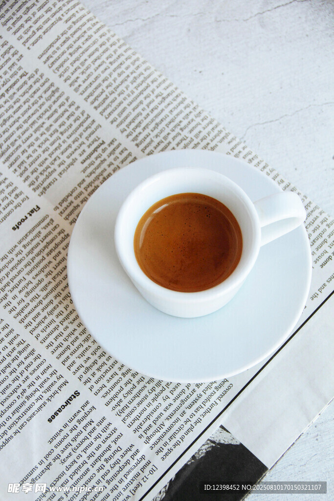 報(bào)紙上的一杯熱茶