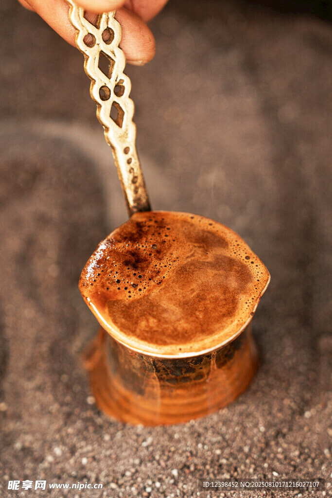 手持茶勺舀取茶膏
