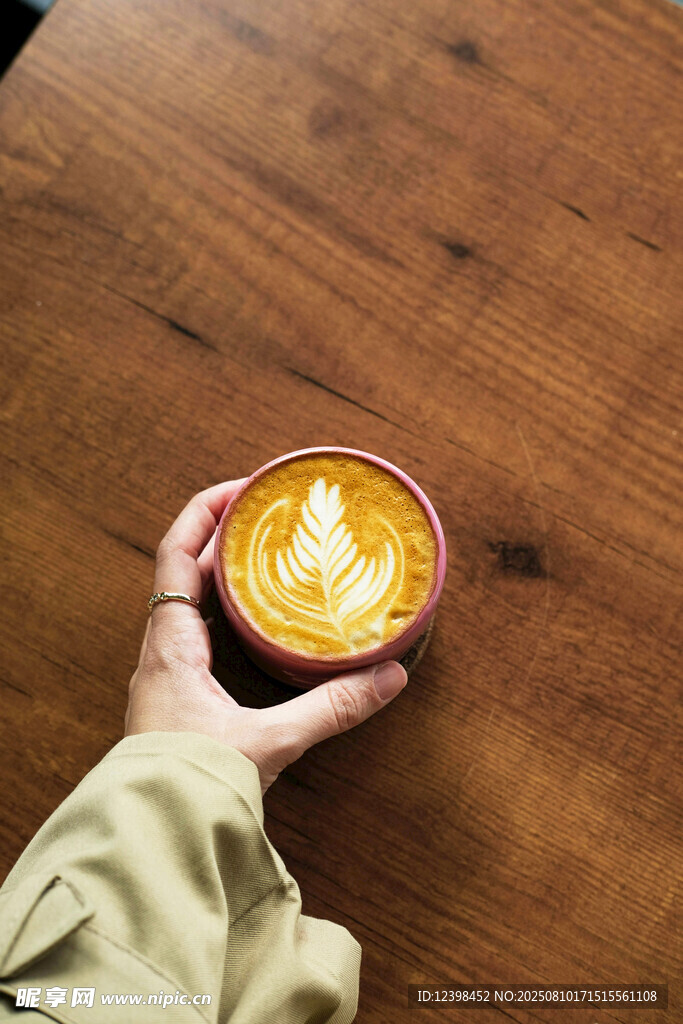 手捧精美拉花咖啡杯