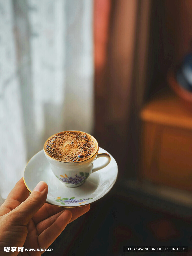 手捧精致咖啡杯