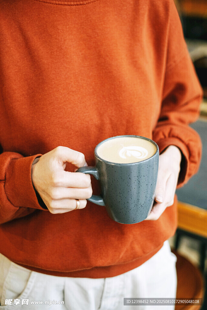 手持咖啡杯的溫暖瞬間