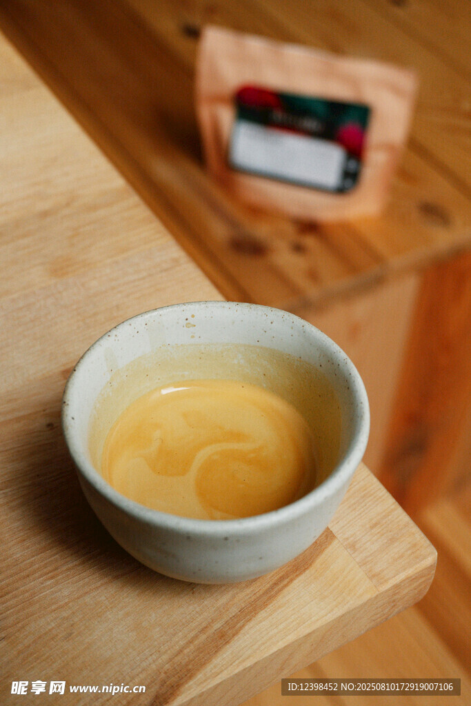 木桌上的咖啡
