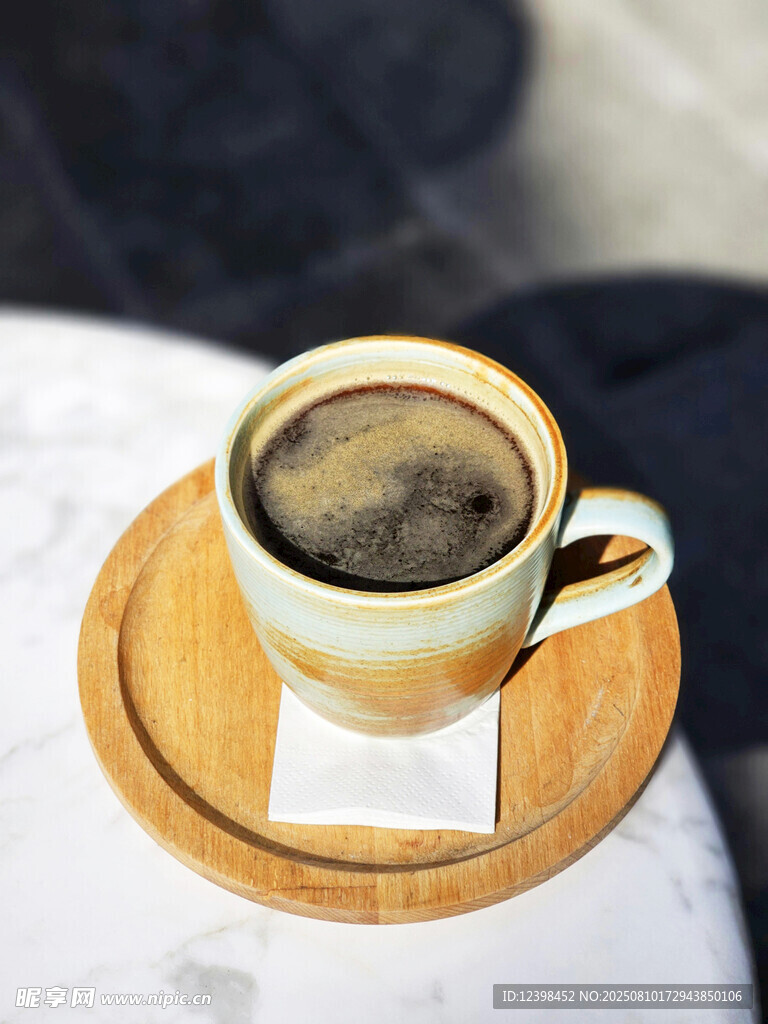 精致杯碟上的一杯熱咖啡