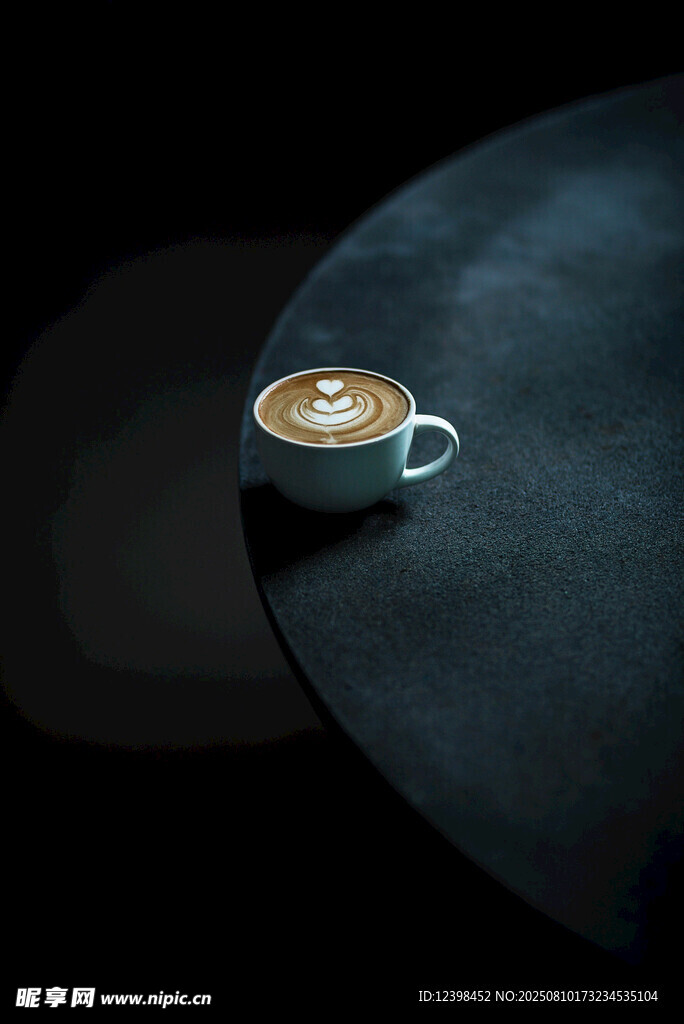 黑色背景下的精致咖啡杯