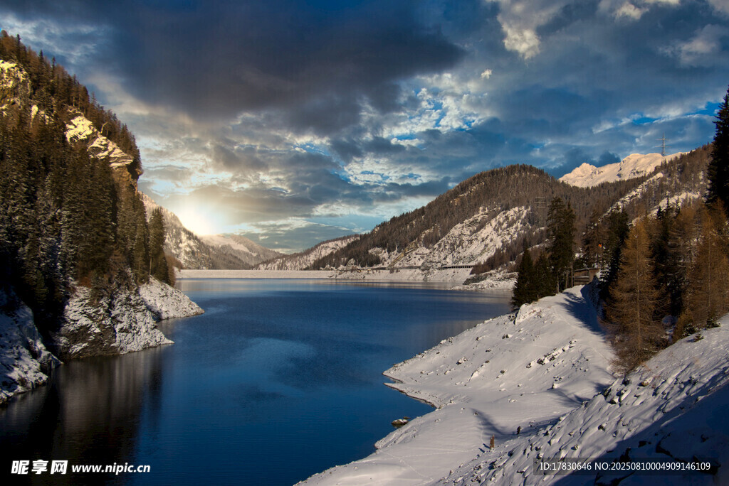 冬日湖景雪山風光