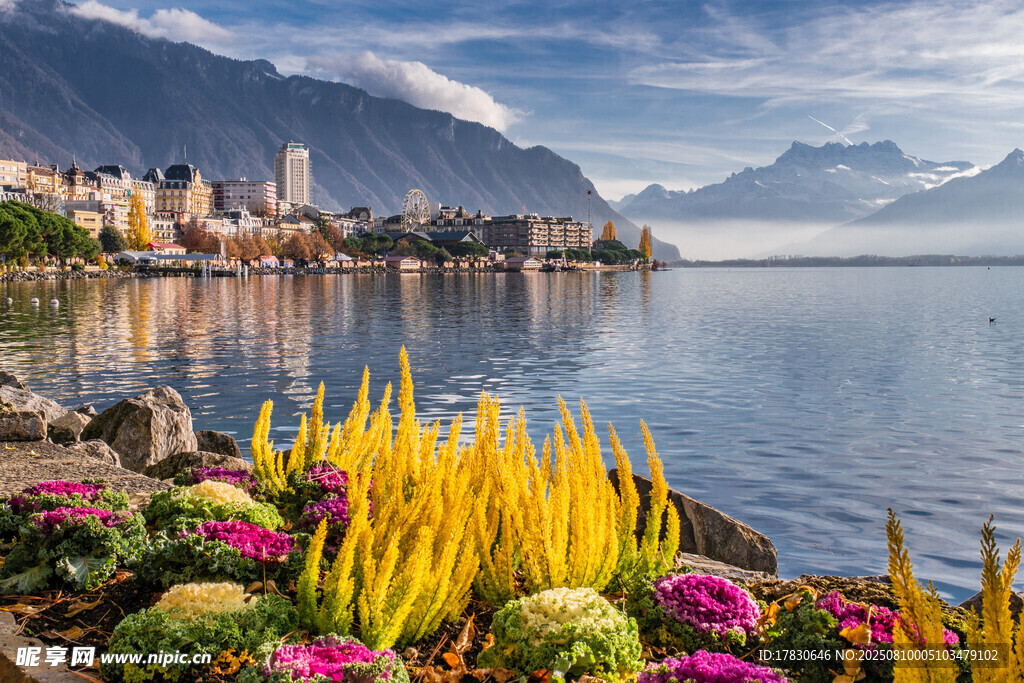 湖畔繁花與遠處山城美景