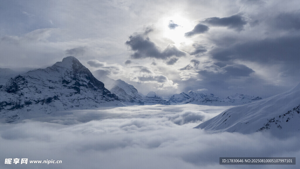 雪山云海間的壯麗景致