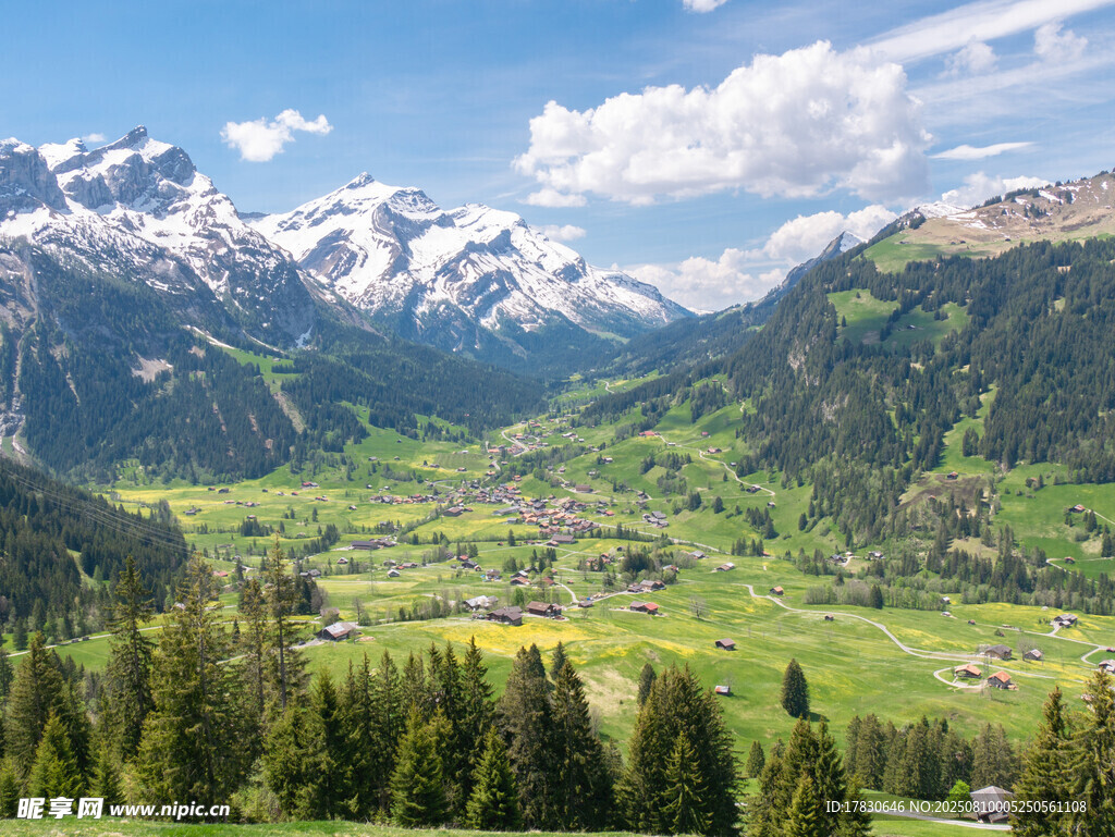 阿爾卑斯山美麗山谷風(fēng)景