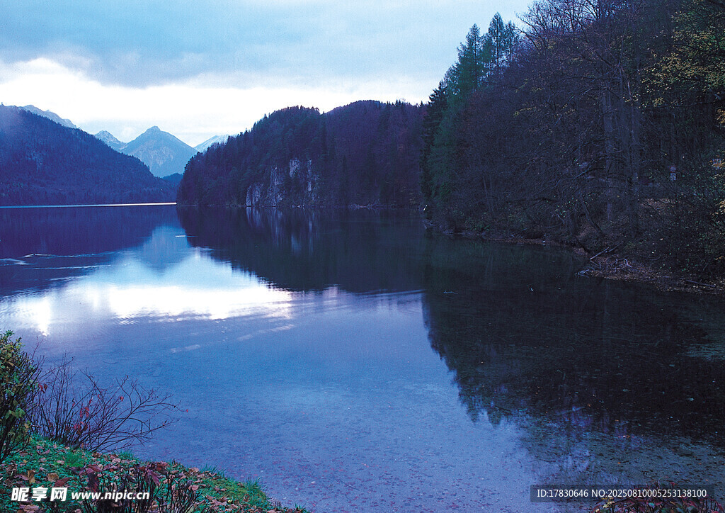 寧靜山水湖景自然風光圖