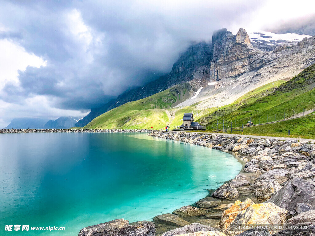 高山湖畔美景