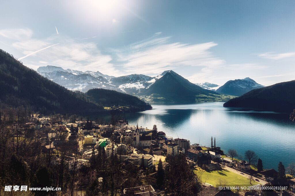 湖畔山城美景