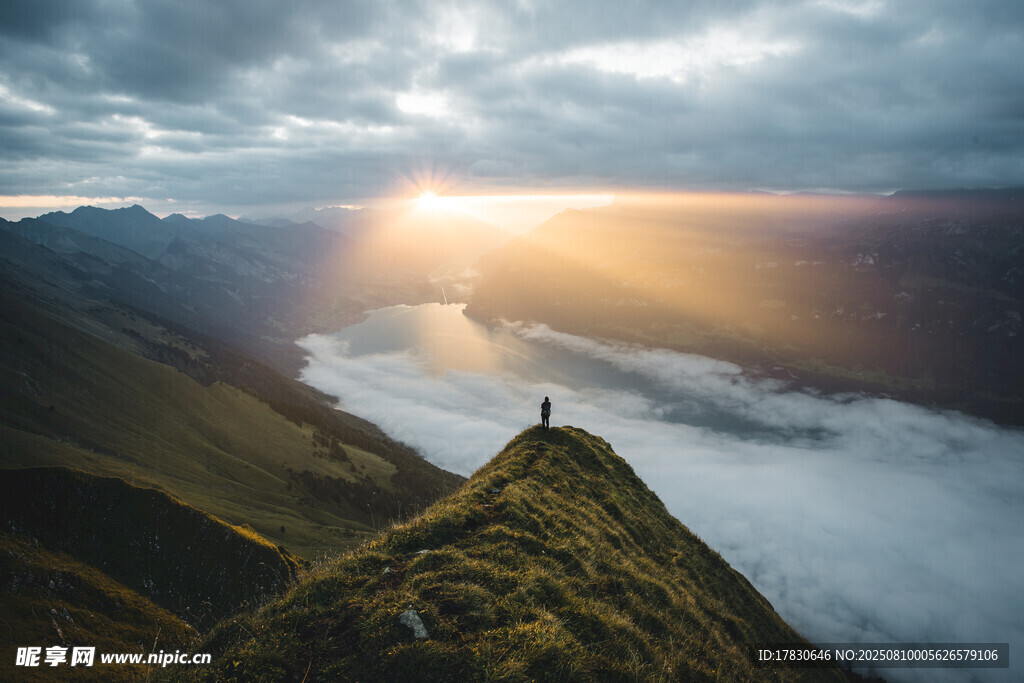 山頂觀云海日出美景