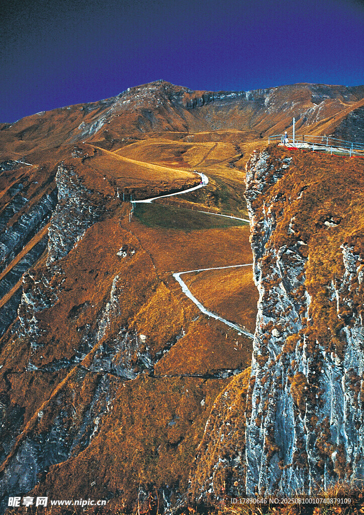 山間蜿蜒公路秋景圖