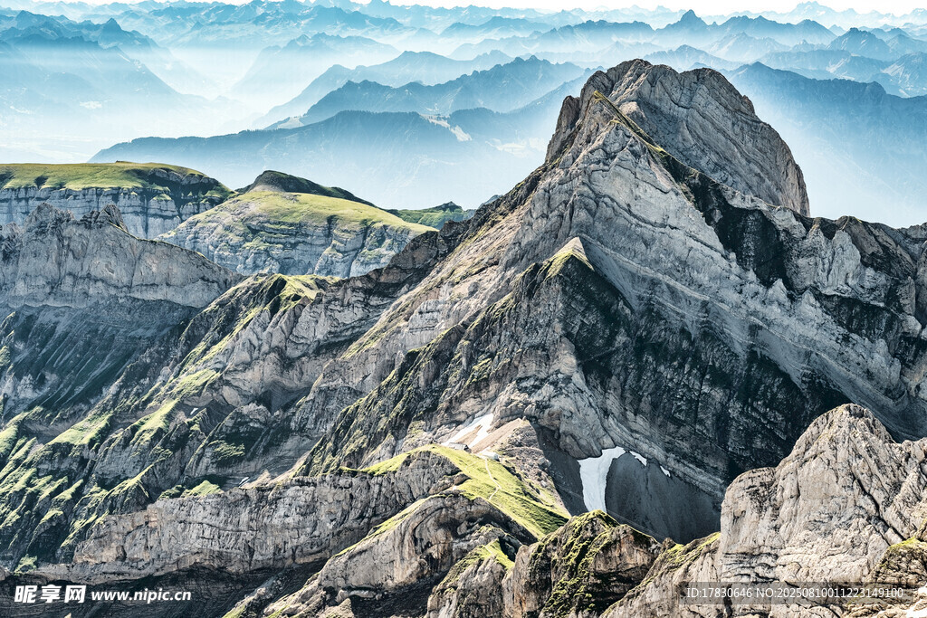 巍峨高山壯麗景致