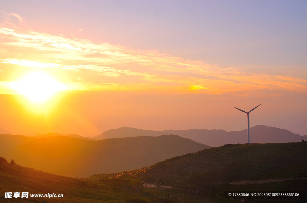 夕陽下的風(fēng)車與山巒美景