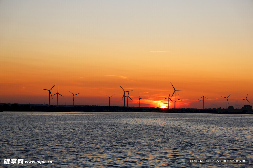 夕陽下的海上風力發(fā)電場