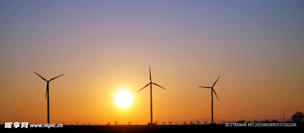 夕陽下的風(fēng)力發(fā)電機(jī)組