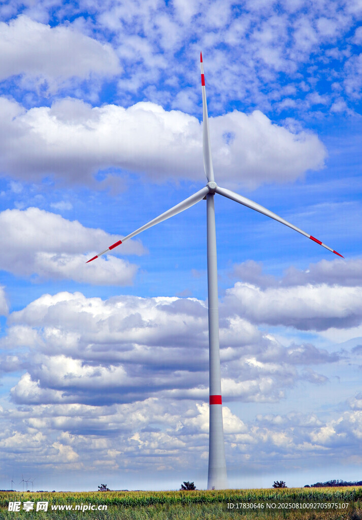 藍天白云下的風力發(fā)電機