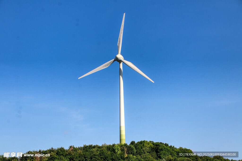 藍天之下的風力發(fā)電機