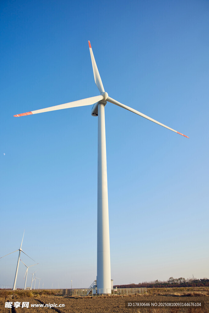 田野上的大型風(fēng)力發(fā)電機(jī)