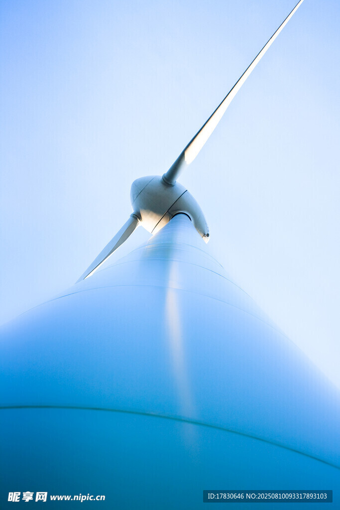 仰望藍天中的風(fēng)力發(fā)電機