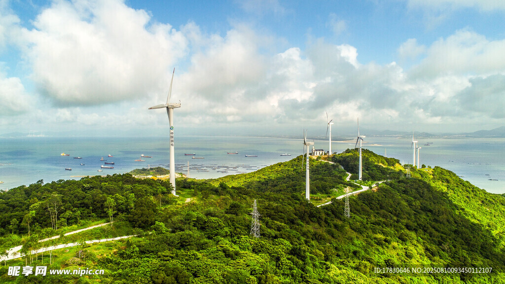 海邊山坡上的風(fēng)力發(fā)電機(jī)組