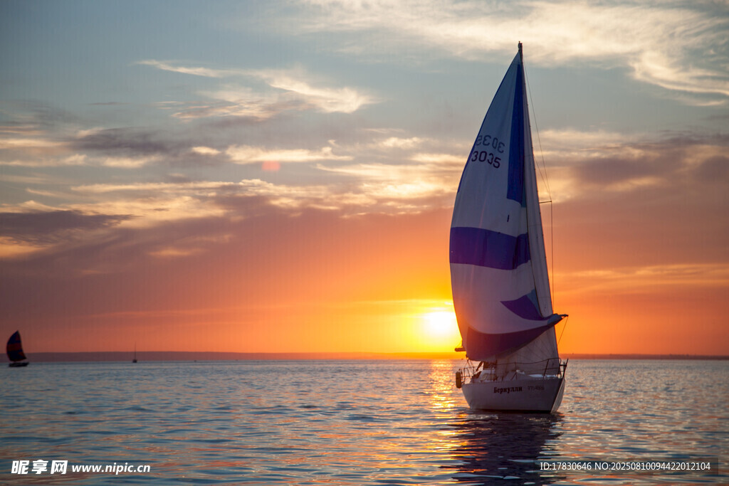 夕陽下的海上帆船