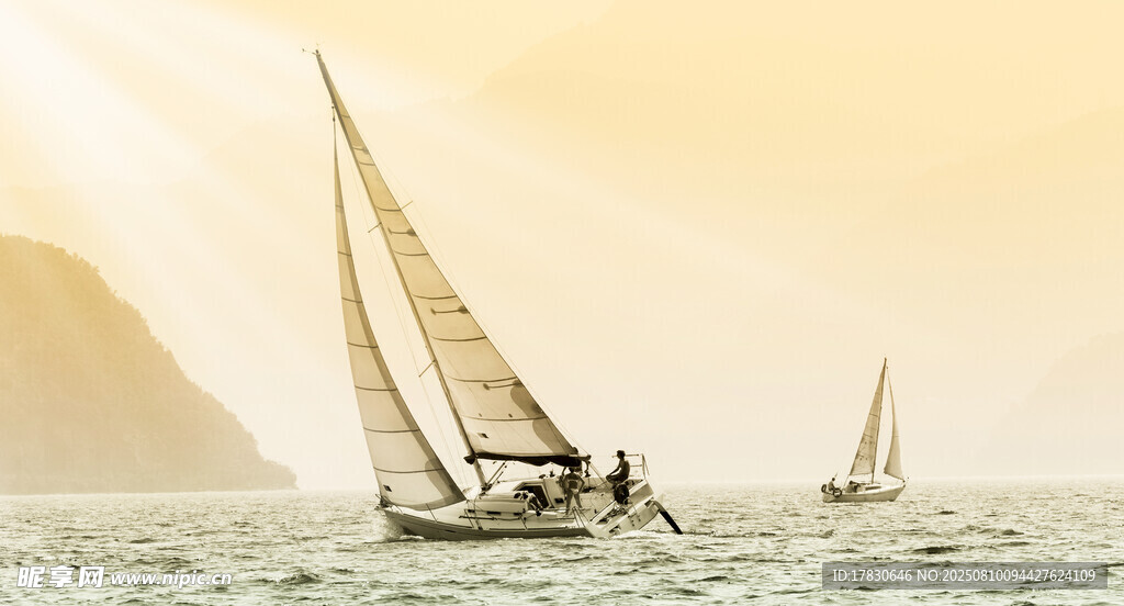 海上帆船航行美景