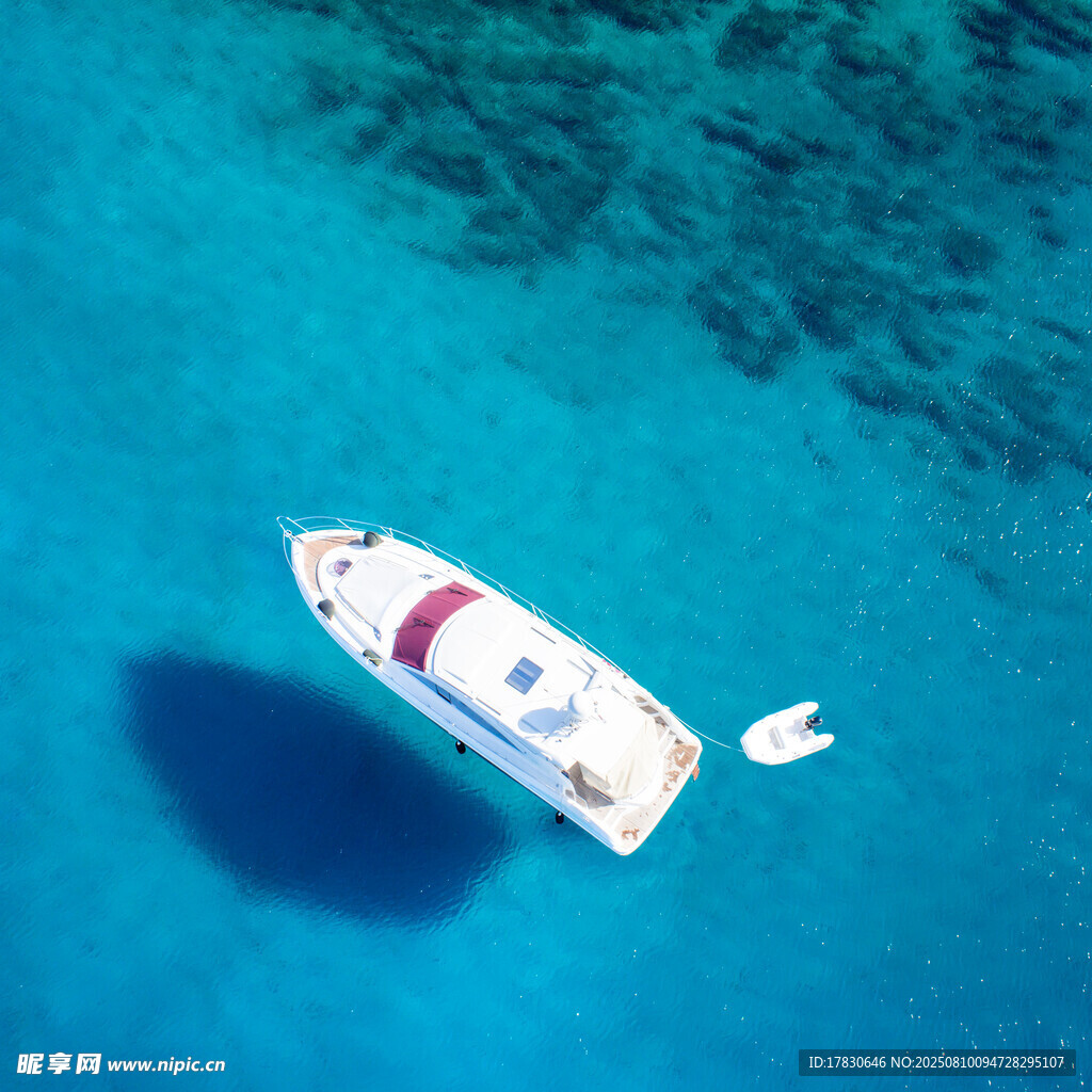 海上白色游艇空中俯瞰圖