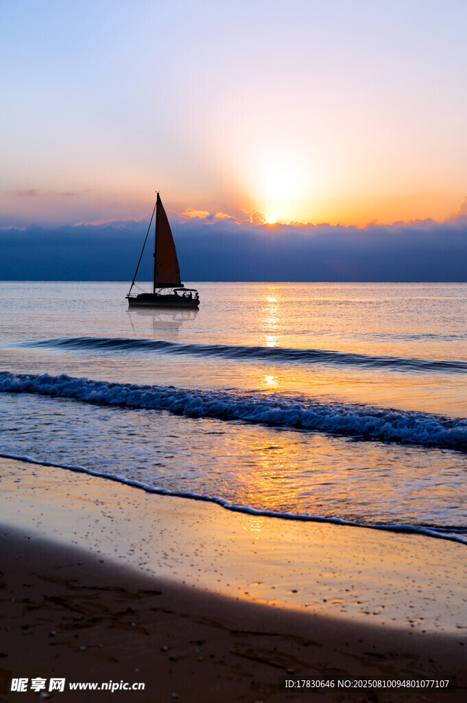 夕陽(yáng)下的海邊帆船美景