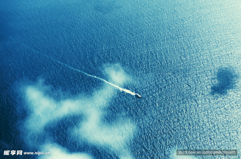高空飛機(jī)在云海中穿行