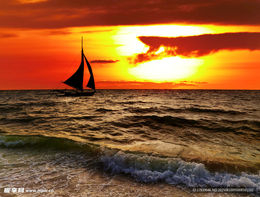 夕陽下的海上帆船美景