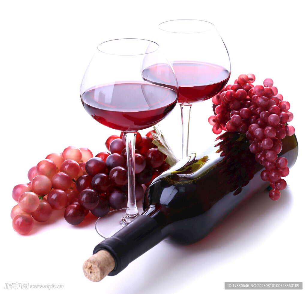 兩杯紅酒配葡萄與酒瓶
