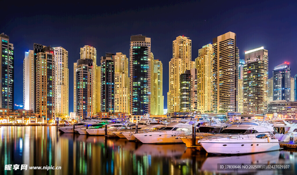 迪拜海濱夜景中的豪華游艇