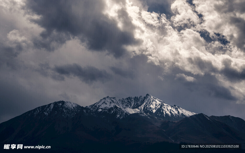 青海祁連牛心山 山峰