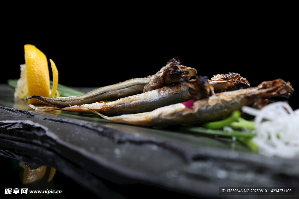 香煎小魚配清新配菜