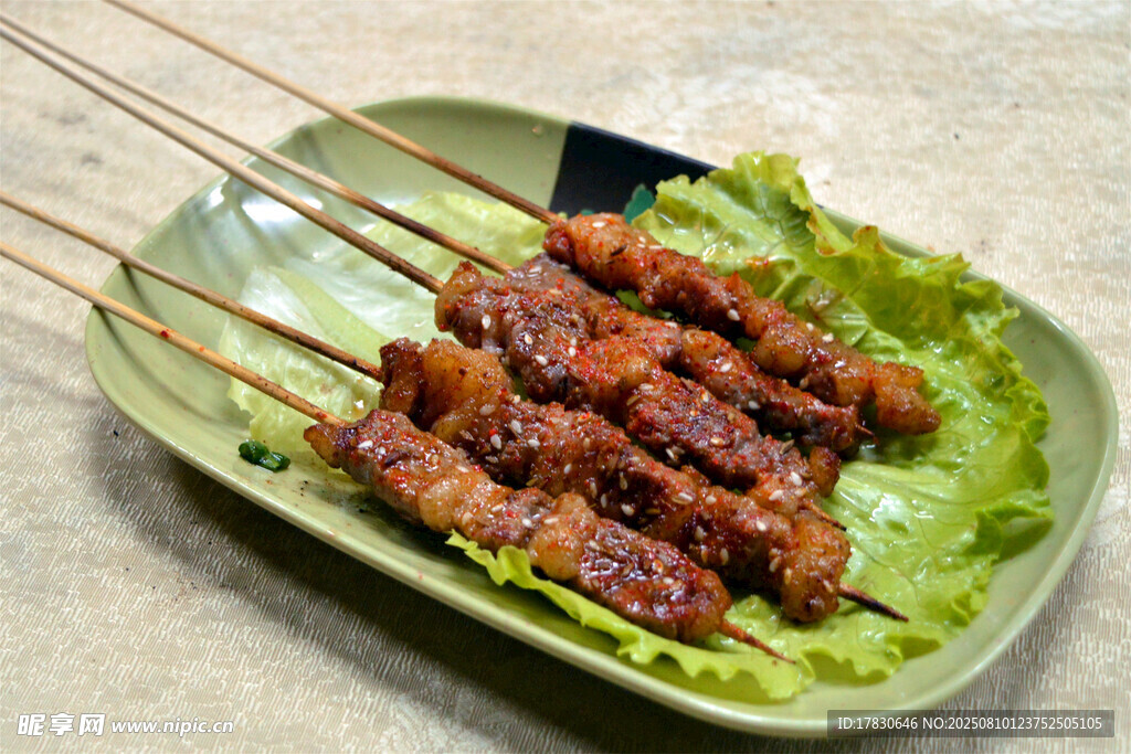 美味烤肉串擺于綠葉上