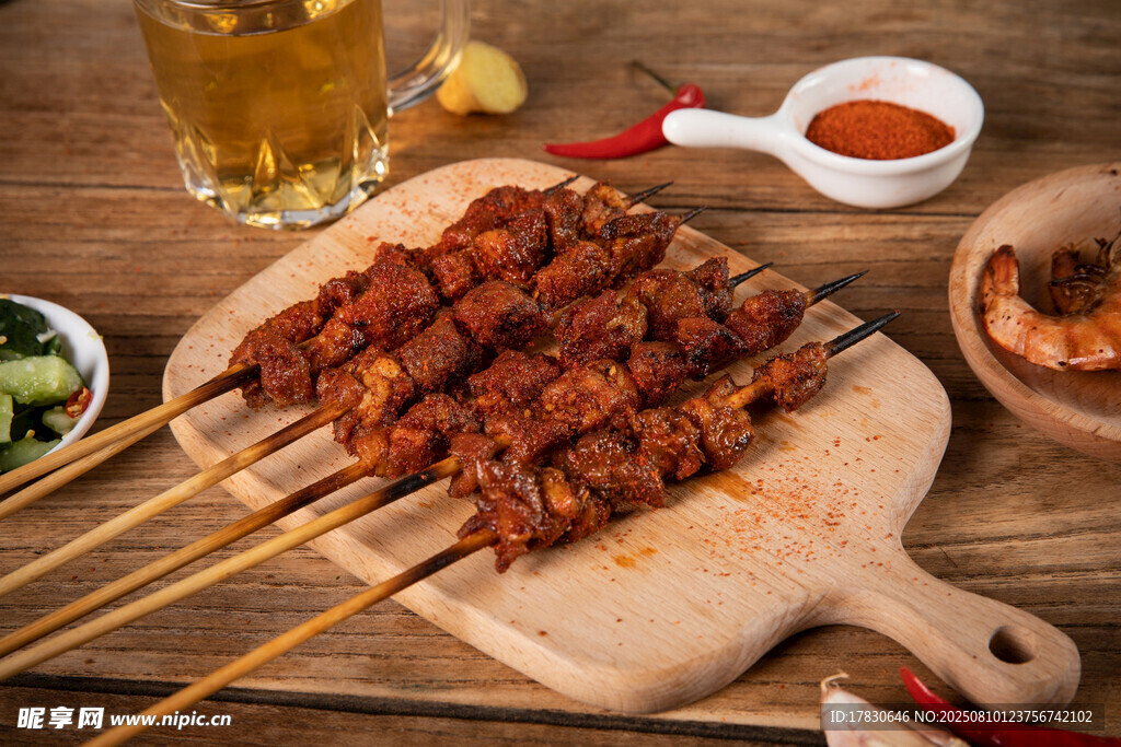 美味烤肉串搭配清爽啤酒